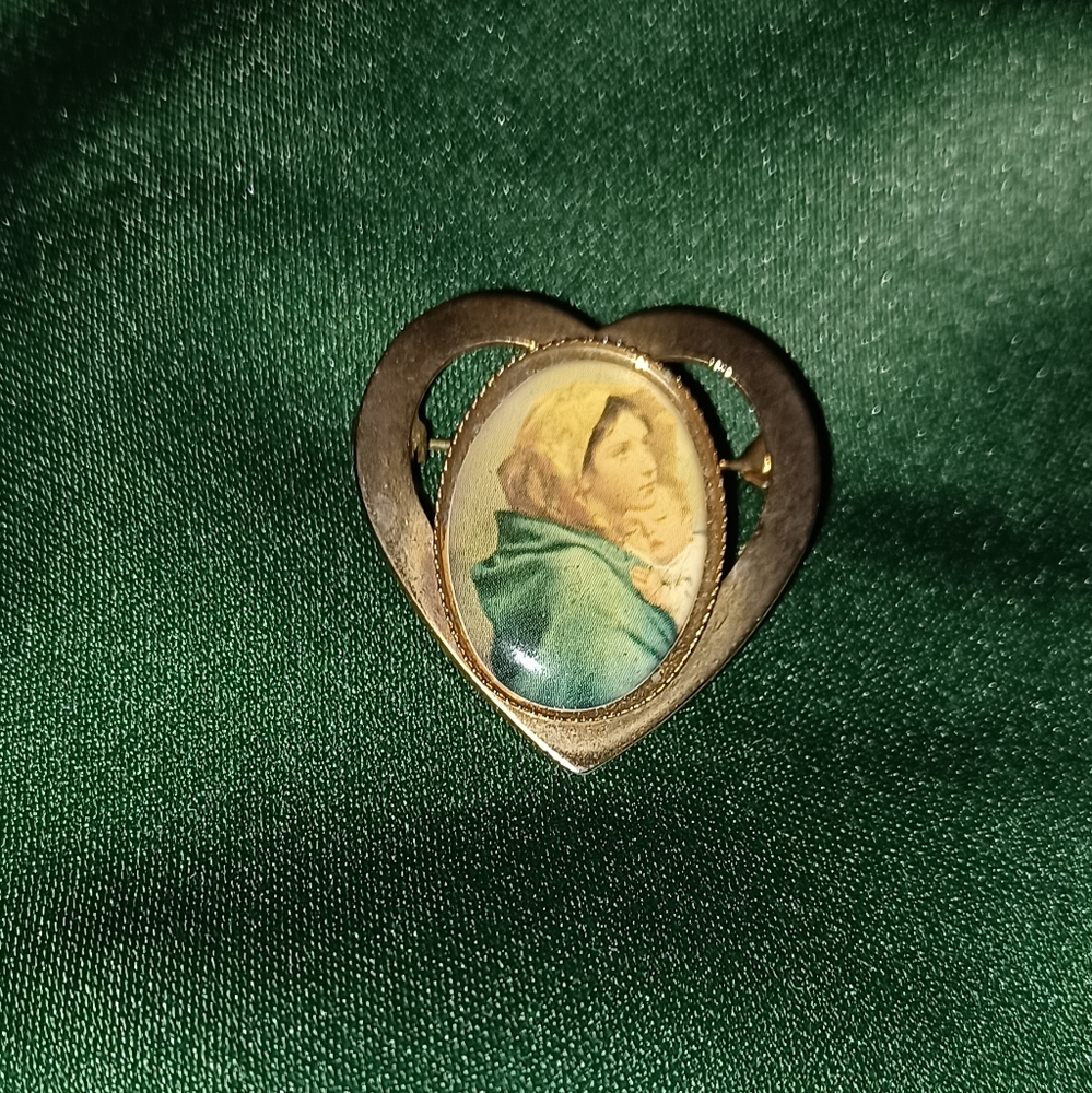 VINTAGE goldtone heart-shaped Madonna of the Street, Virgin Mary brooch pin